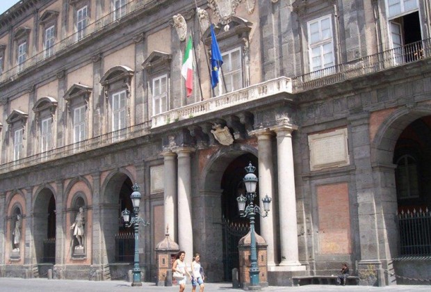 Die Hauptfassade des Palazzo Reale in Neapel