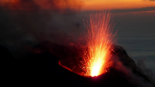abendliche Eruption auf Stromboli